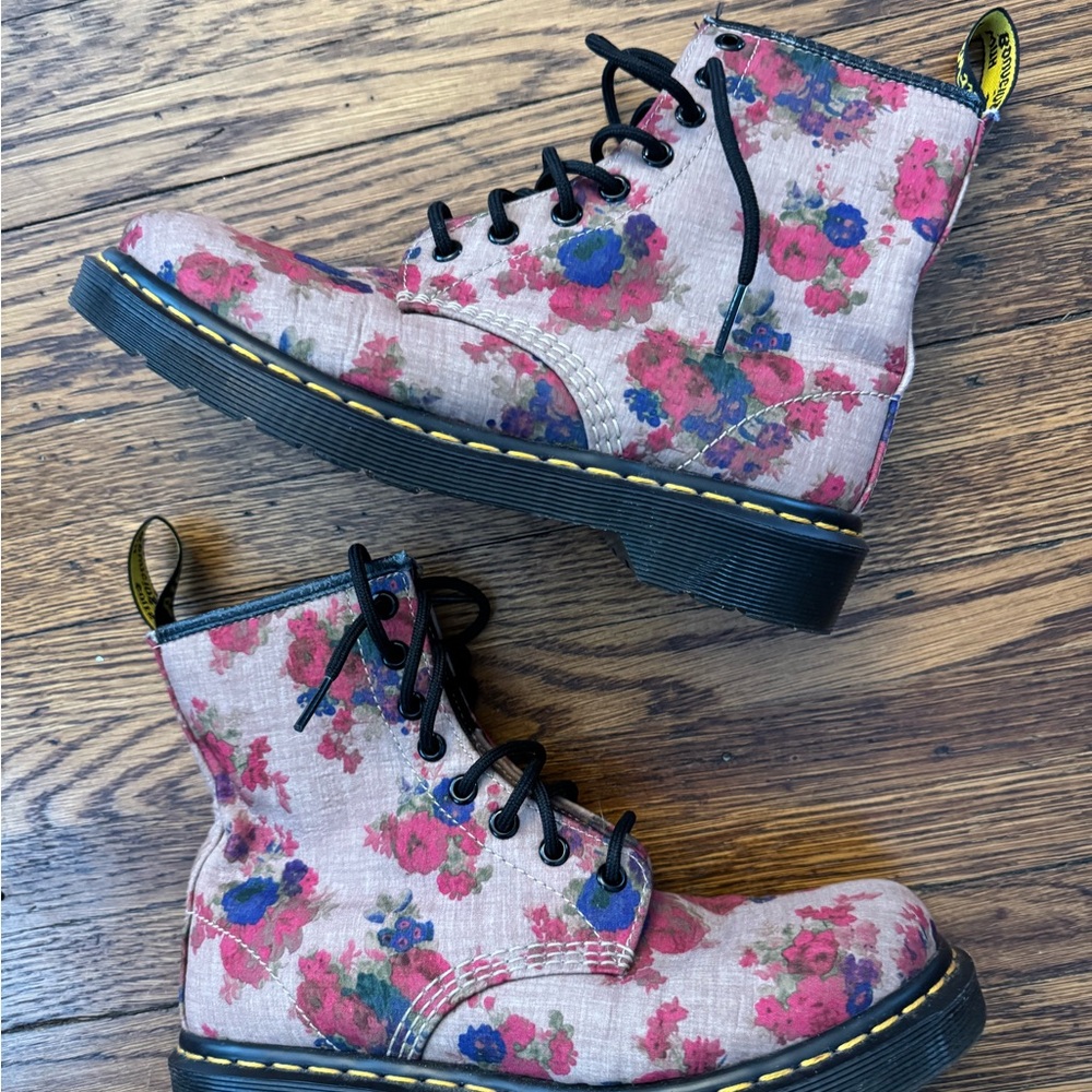 Dr. Martens Taupe Vintage Bouquet Castel (LIKE NEW) FIRM PRICE. Awesome boots! - Picture 2 of 16